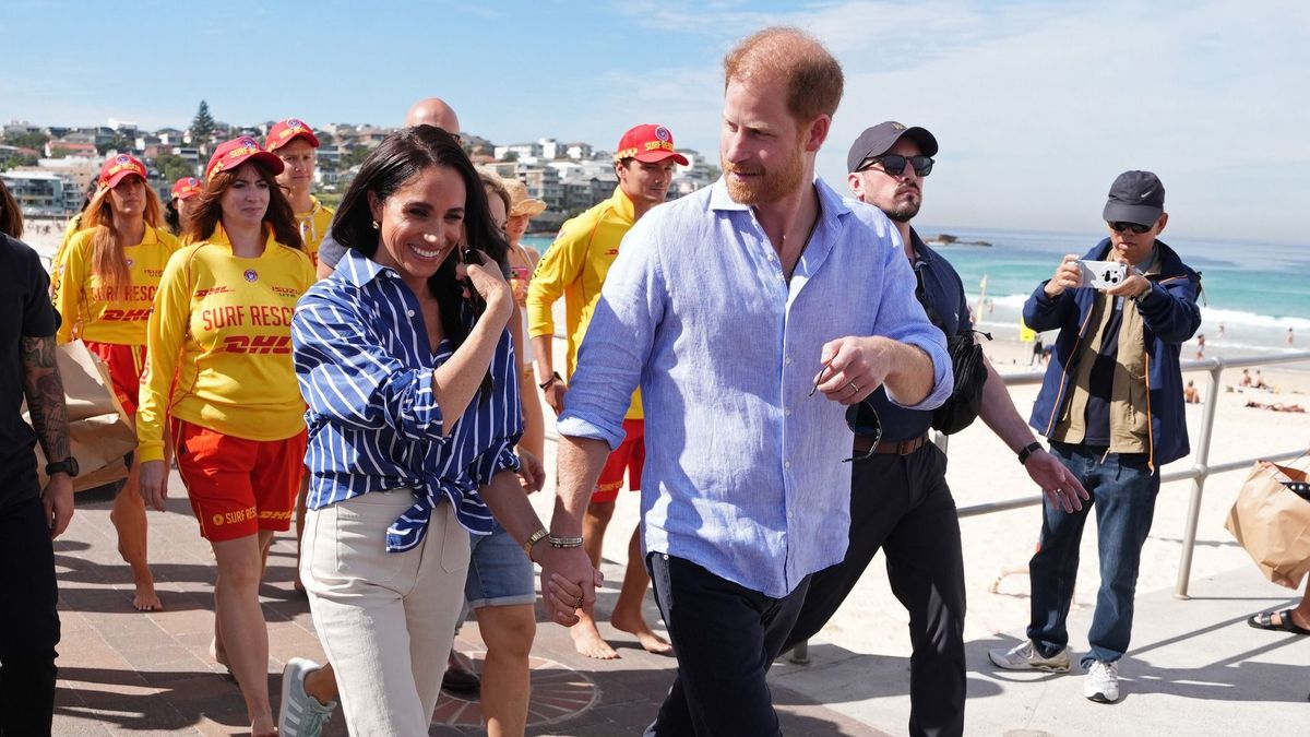 Harry herceg és Maghen Markle az az ausztráiai Bondi Beach-en tett látogatásuk során, a sokakanak vitatott királyi út negyedik napján.