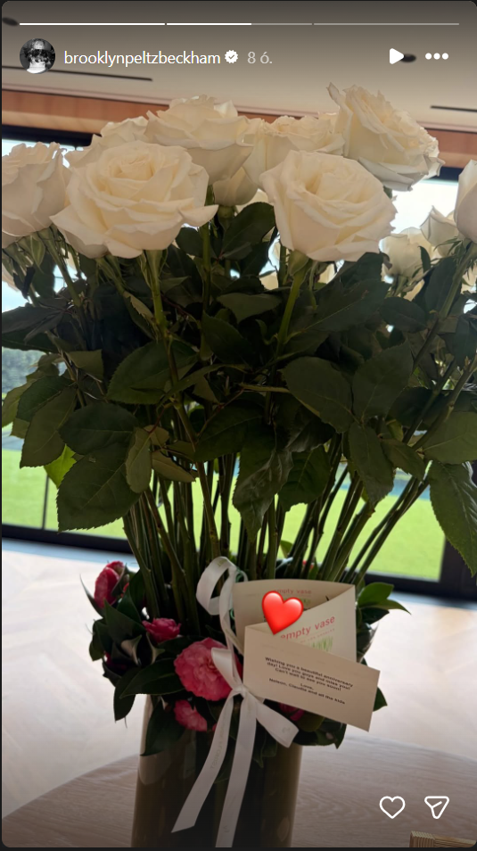 Brooklyn az Instagram-oldalán osztotta meg, milyen csokrokat kaptak a házassági évfordulójukra