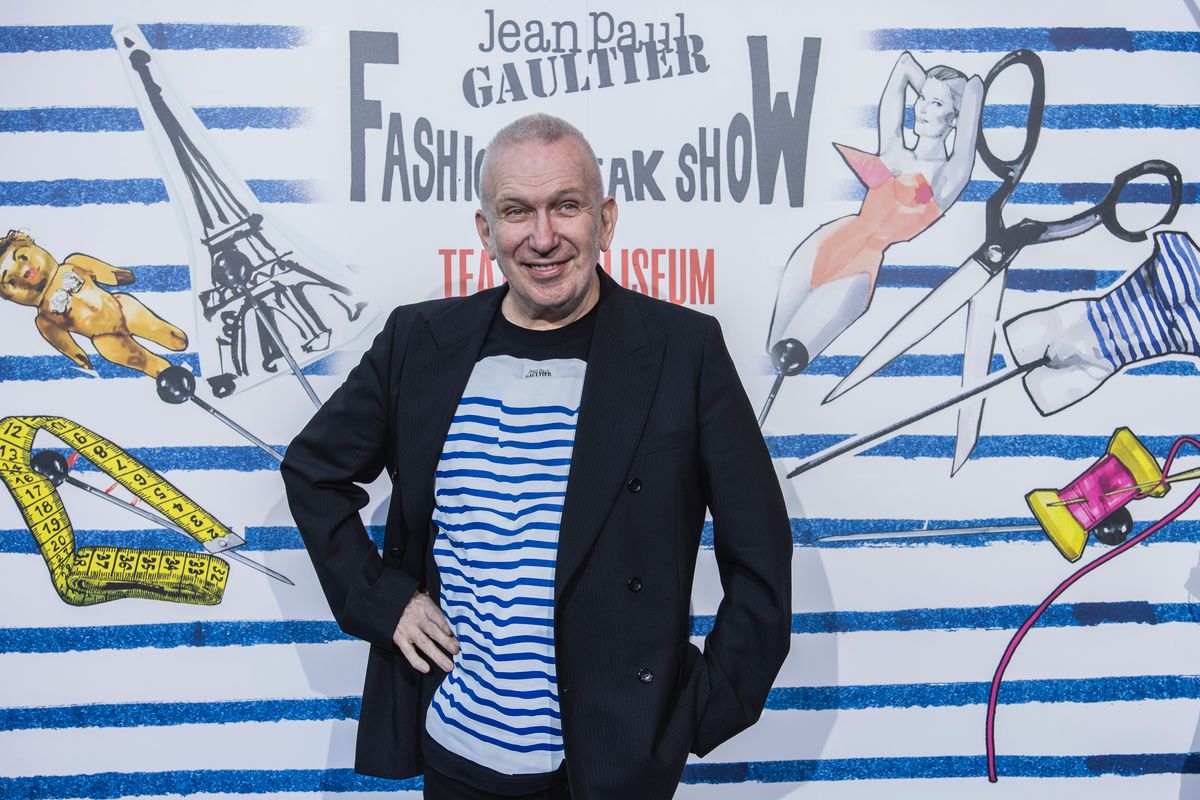 A fehér-kék csíkos tengerészpóló védjegyévé vált.