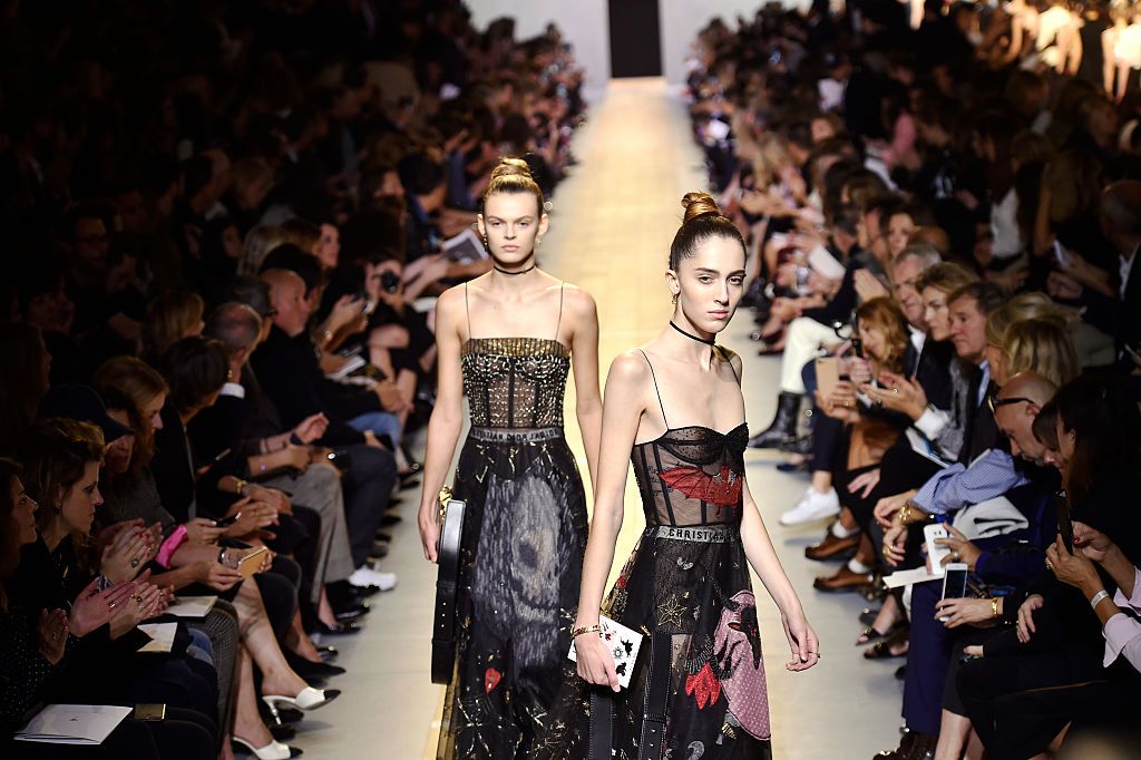 Dior-kollekció, modellek a kifutón. 