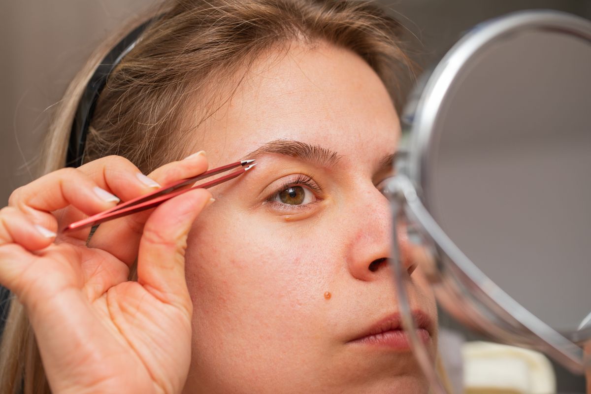 Felfelé emelkedő szemöldökforma: apró trükk, de annál szebb eredményt ad, ha már nem olyan sűrű a szemöldököd, mint a 30-as évesidben.