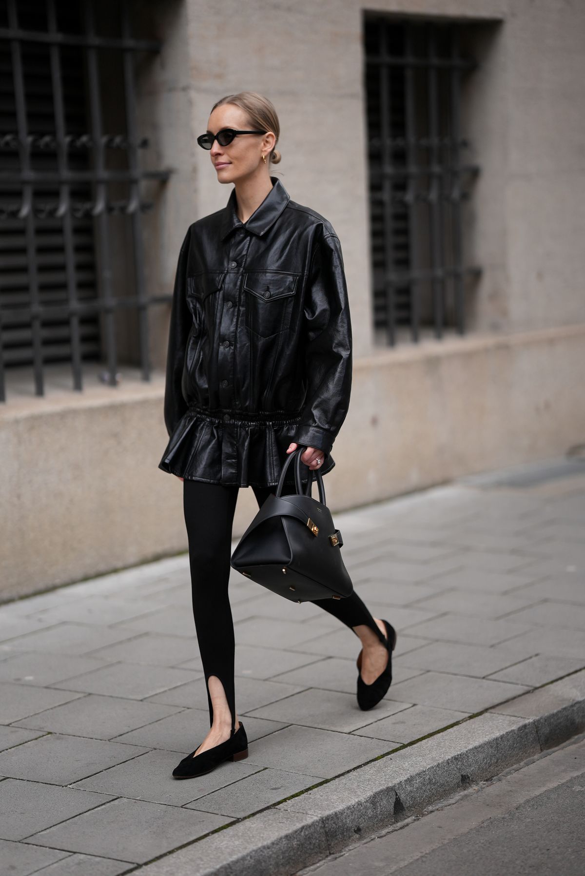 Fiatal nő talpig fekete ruhában és átmeneti cipőben 