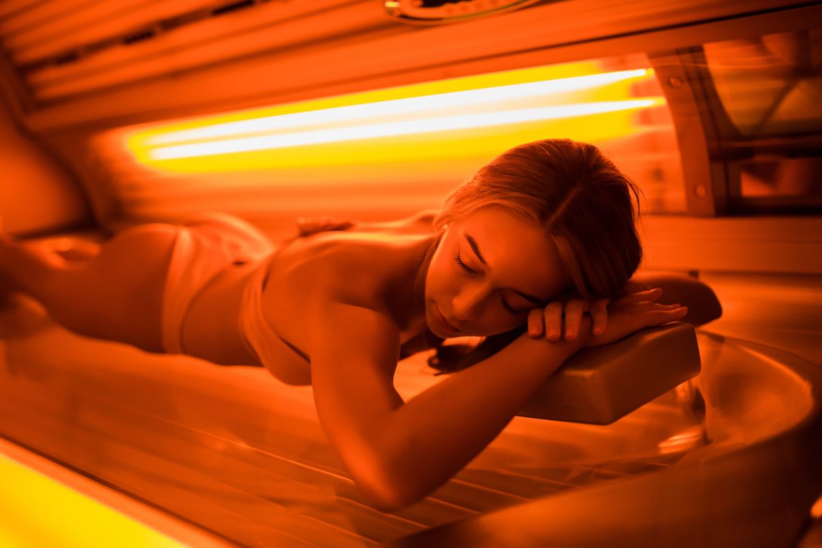 szoláriumozó nő