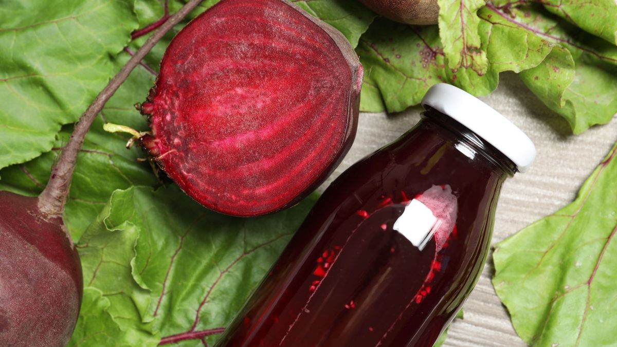 A képen egy egészséges, fermentált céklalét láthatsz palackba töltve.