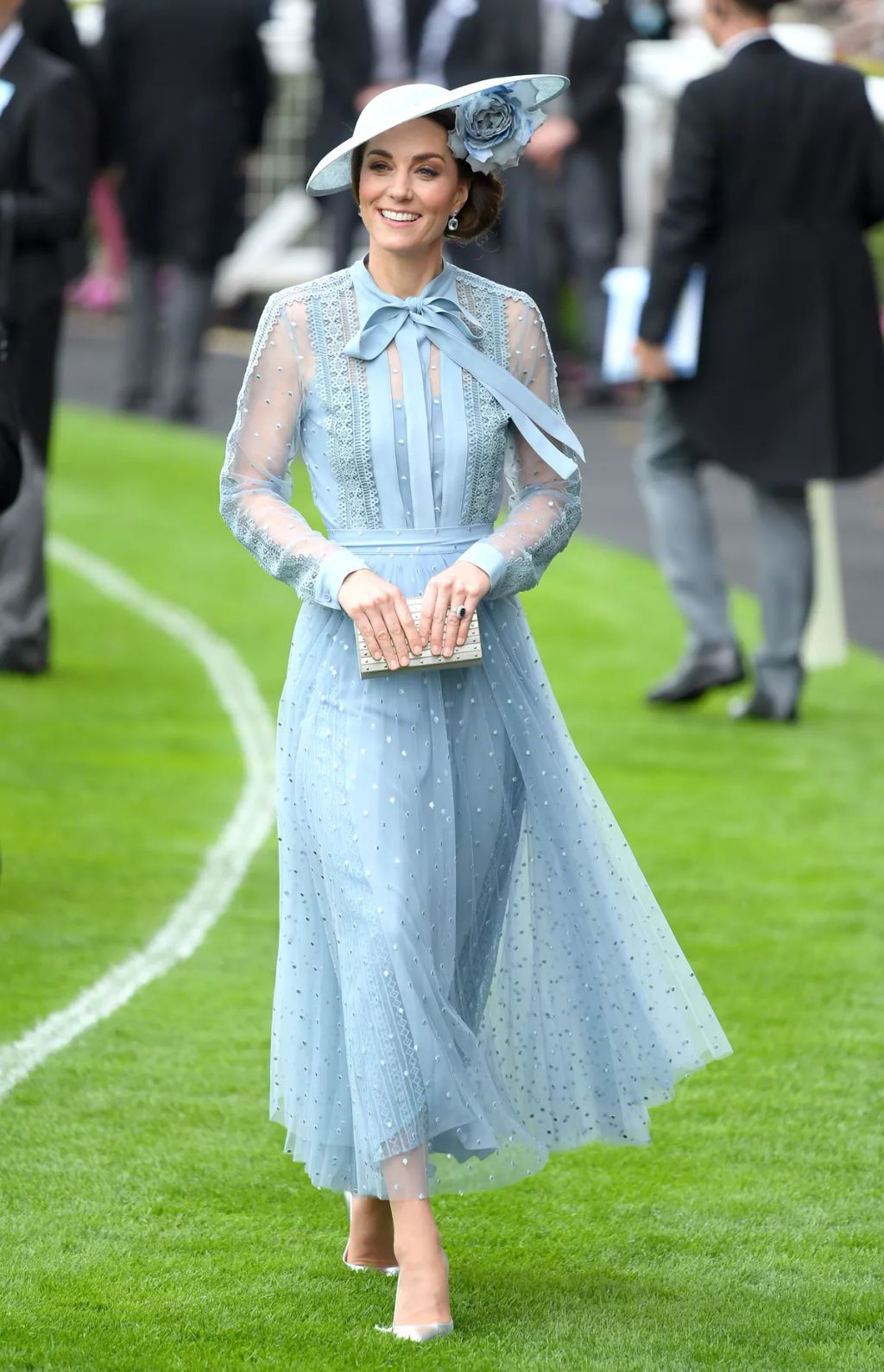 a 2019-es Royal Ascot lóverseny nyitónapján viselte először, majd később, 2023 májusában, a Buckingham-palota koronázási kerti partiján ismét megjelent benne.