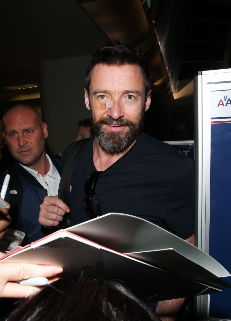 Hugh Jackman 2014-ben. Bőrrák miatt többször is tapasszal az orrán jelent meg akkoriban.