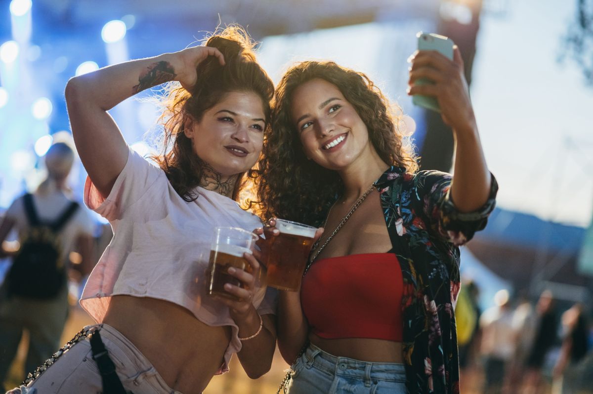 Barátok nélkül élni? Inkább írd át a fejedben a divatjamúlt kötődési programot. Már nem szolgál Téged. 