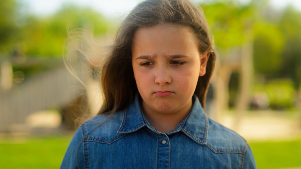 A fotón egy boldogtalan gyerek látható.