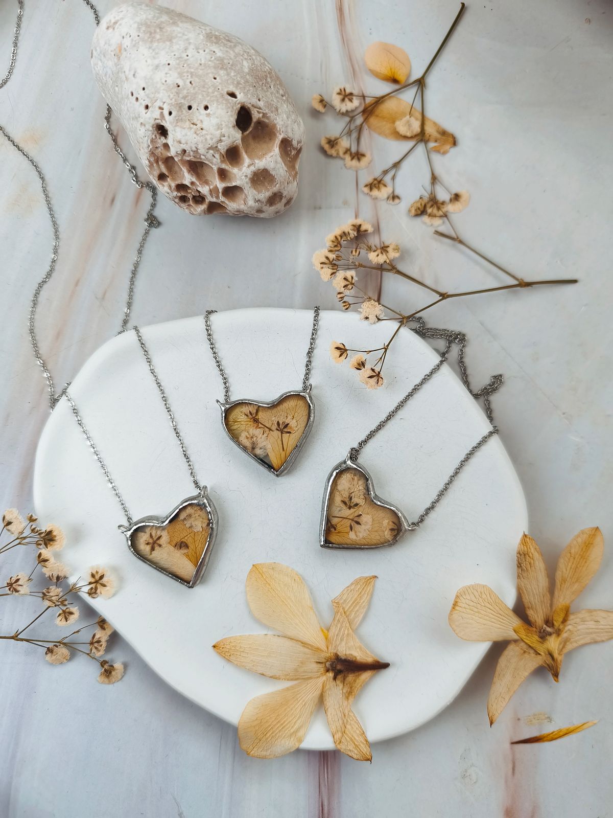 Menyasszonyi csokor tartósítása ékszerek formájában