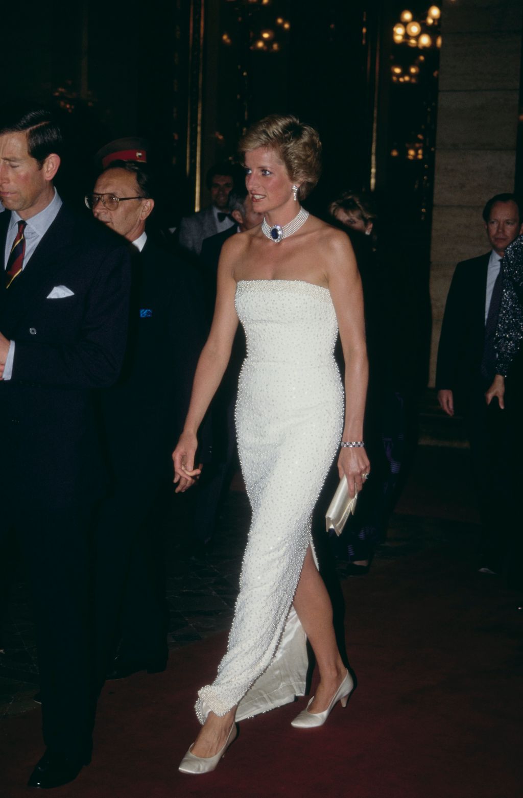 Diana hercegné egy gyöngyökkel díszített Catherine Walker-estélyiben vett részt a Parlamentben megtartott díszvacsorán.
