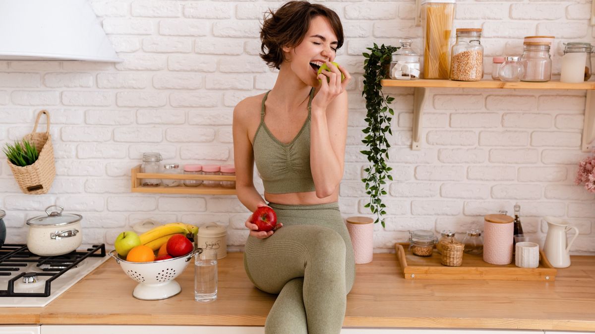 könnyű finomságok, fiatal nó jóga után mosolyogva eszik a konyhában