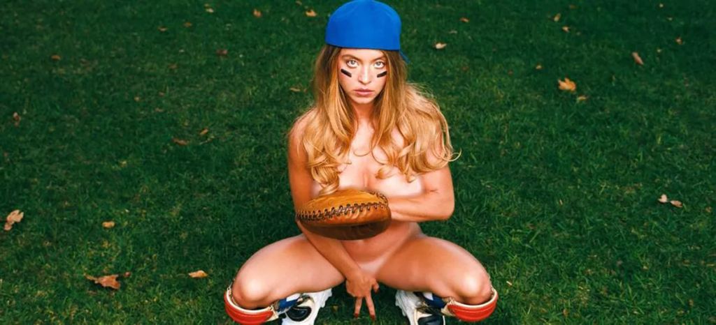 Sydney Sweeney terpeszben, szexin pózol egy baseball-kesztyűt maga elé tartva.