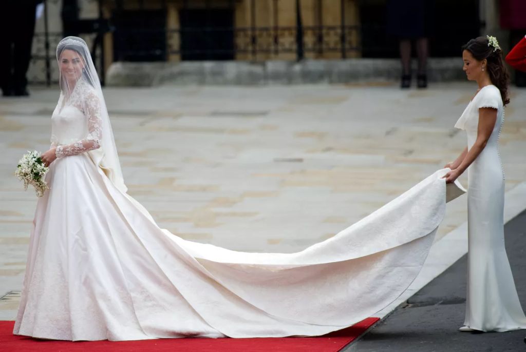 Katalin hercegné Alexander McQueen esküvői ruháját Sarah Burton tervezte.
