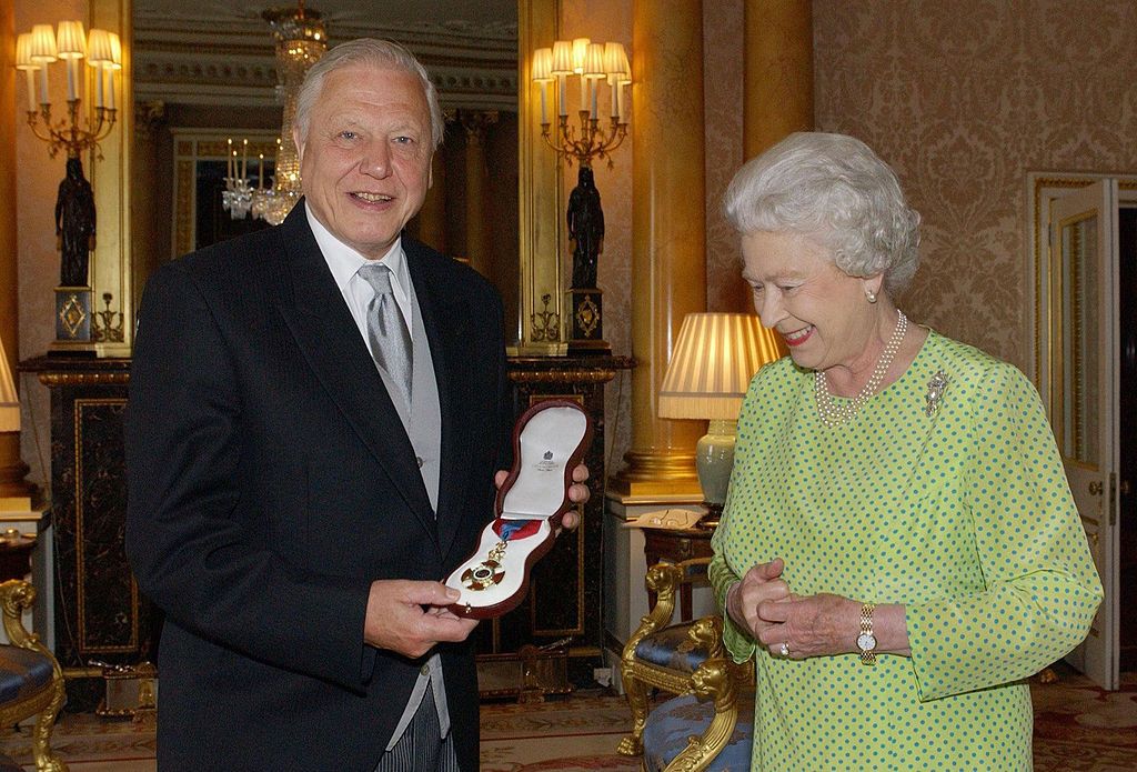 david attenborough II. Erzsébettől lovagi címet kapott. A képen a rang átadása látható