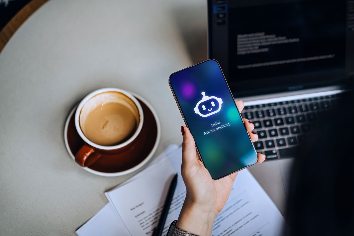 ChatGPT egy nő kezében: a mesterséges intelligencia egyre jobban beleszól a személyes kapcsolatokba.