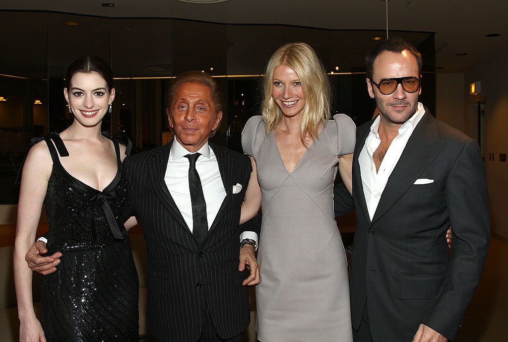 Valentino Garavani a sztárokat is öltöztette. A képen a divat császára látható Anne Hathaway és Gwyneth Paltrow színésznőkkel, valamint Tom Ford divattervezővel látható