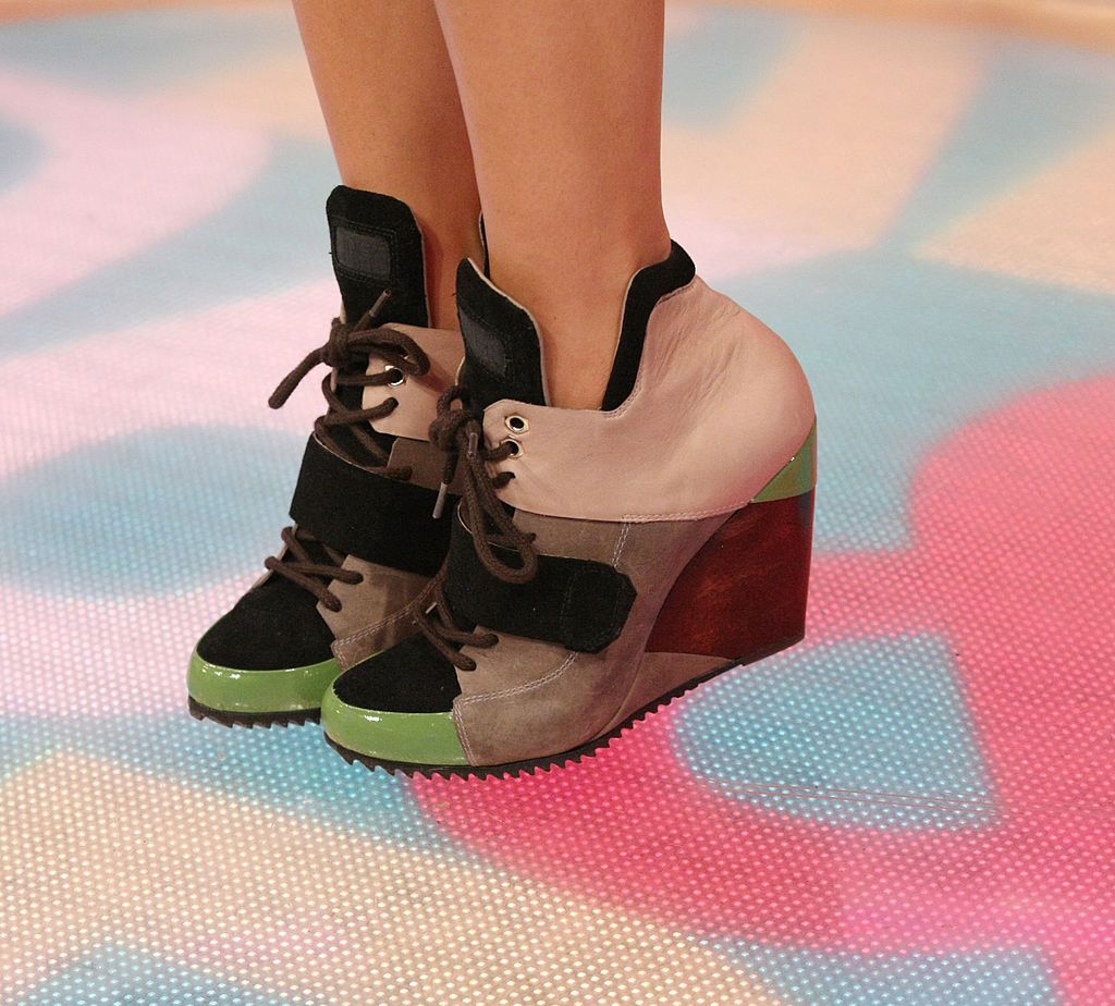 Színes éktalpú sneaker.