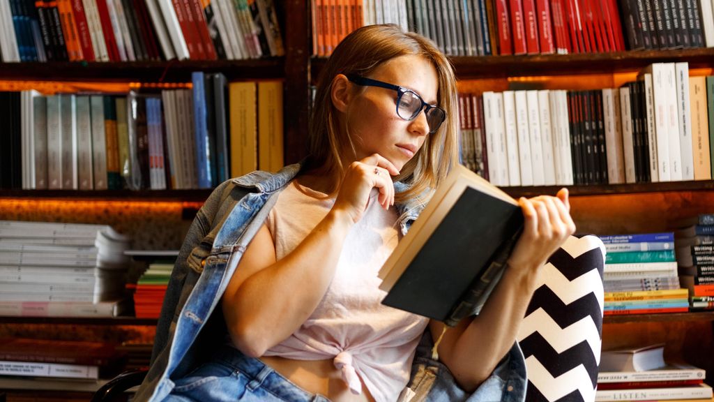 A Scientific American egyik tanulmánya szerint legfőképp szépirodalmi és a szórakoztató tartalmú könyvek találhatóak meg egy intelligens ember könyvespolcán, ugyanis ezek olvasásával fejlesztik érzelmi intelligenciájukat.