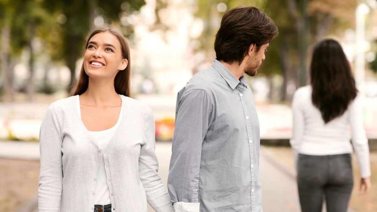 Egy férfi sétál a barátnőjével, és egyértelmű jelet ad arra, hogy megcsalná, azonban az ügyben nem történik vallomás. 