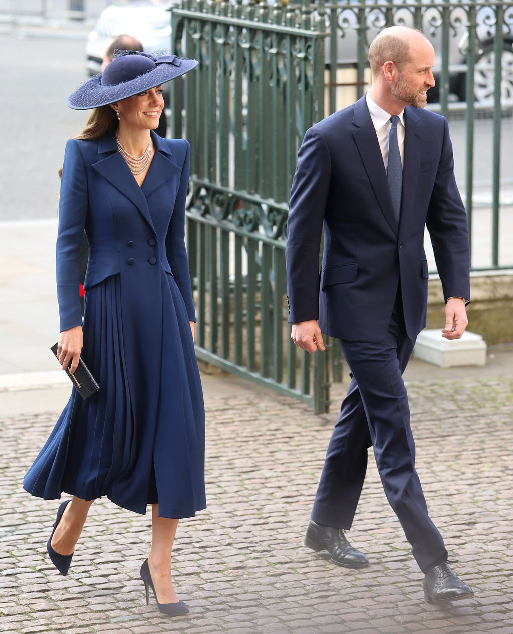 Elegáns, tengerészkék Catherine Walker-összeállítás 2026-ból. A hercegné a Westminster-apátságban rendezett Nemzetközösség napján viselte.