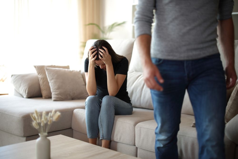 Nő válás után, jegygyűrűvel