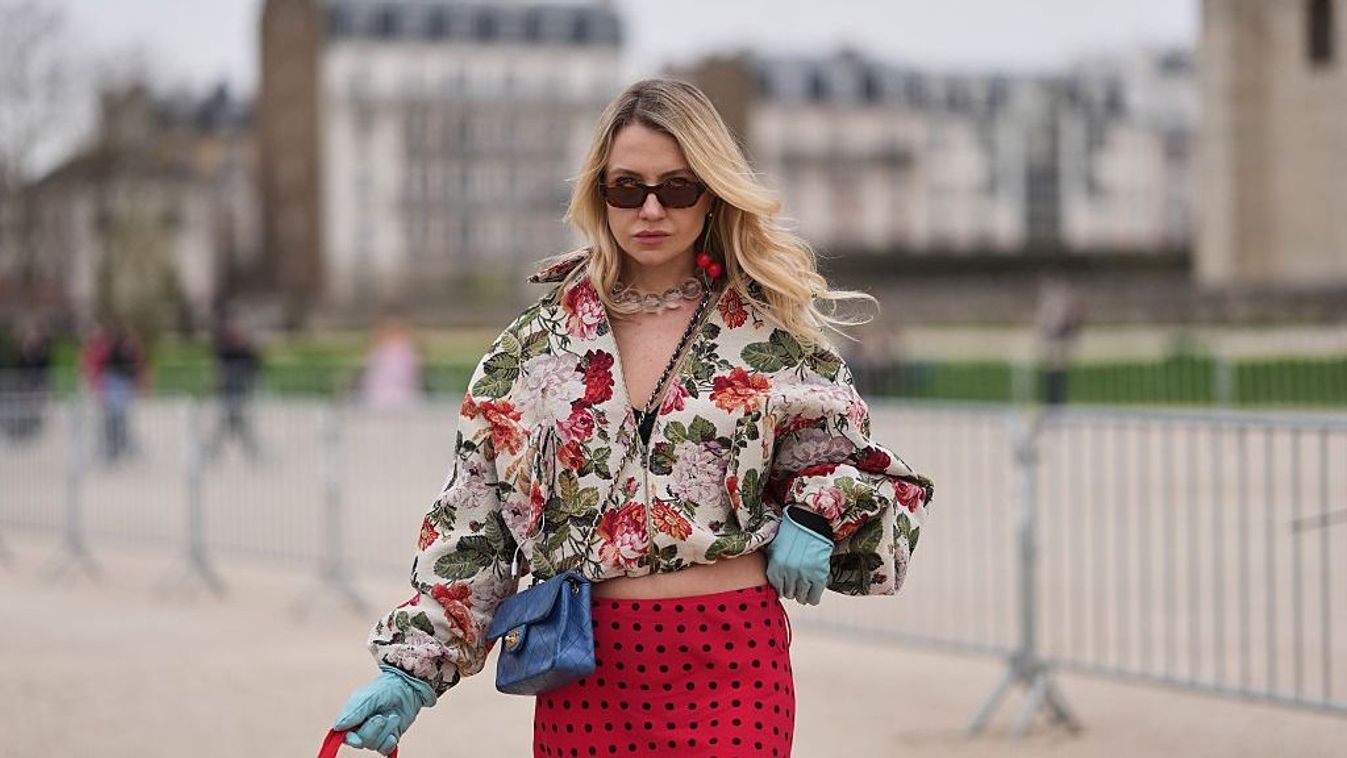 ruhadarab női modellen