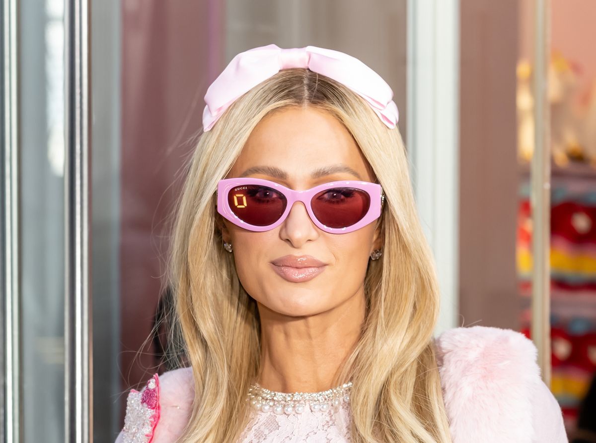 Paris Hilton hatalmas szárnyasokkal és rengeteg cuki kis kutyával ünnepel húsvétkor.