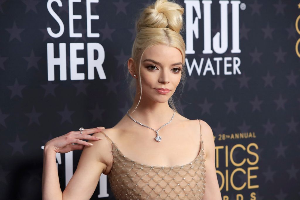 Az első helyezett Anya Taylor-Joy lett 94,66 százalékkal, a képen is ő látszik. A plasztikai sebész úgy véli, szinte tökéletes formája van a színésznő szemeinek.