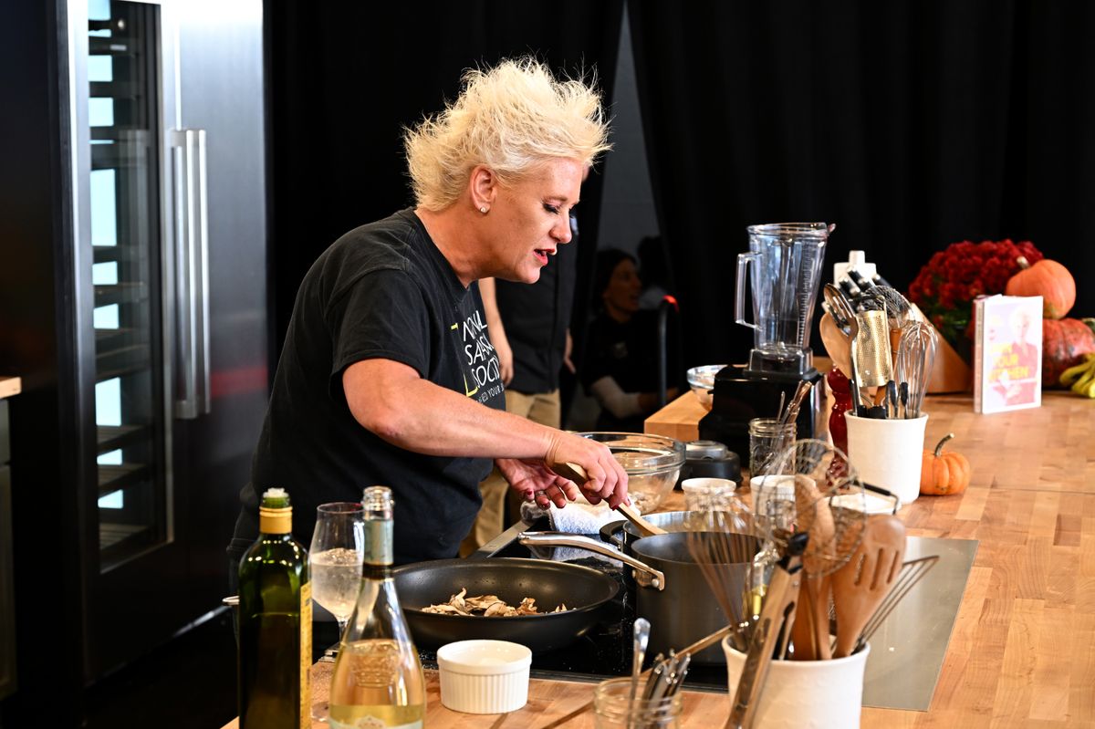 Anne Burrell 2025. június 17-én, 55 évesen hunyt el.