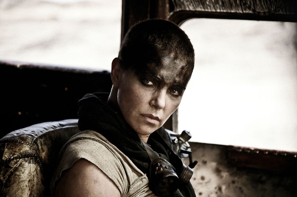 Charlize Theron sosem félt változtatni magán egy szerep kedvéért. Épp ezért nem is hezitált, hogy a 2015-ös Mad Max filmben kopasz paróka nélkül játssza Furiosa karakterét.