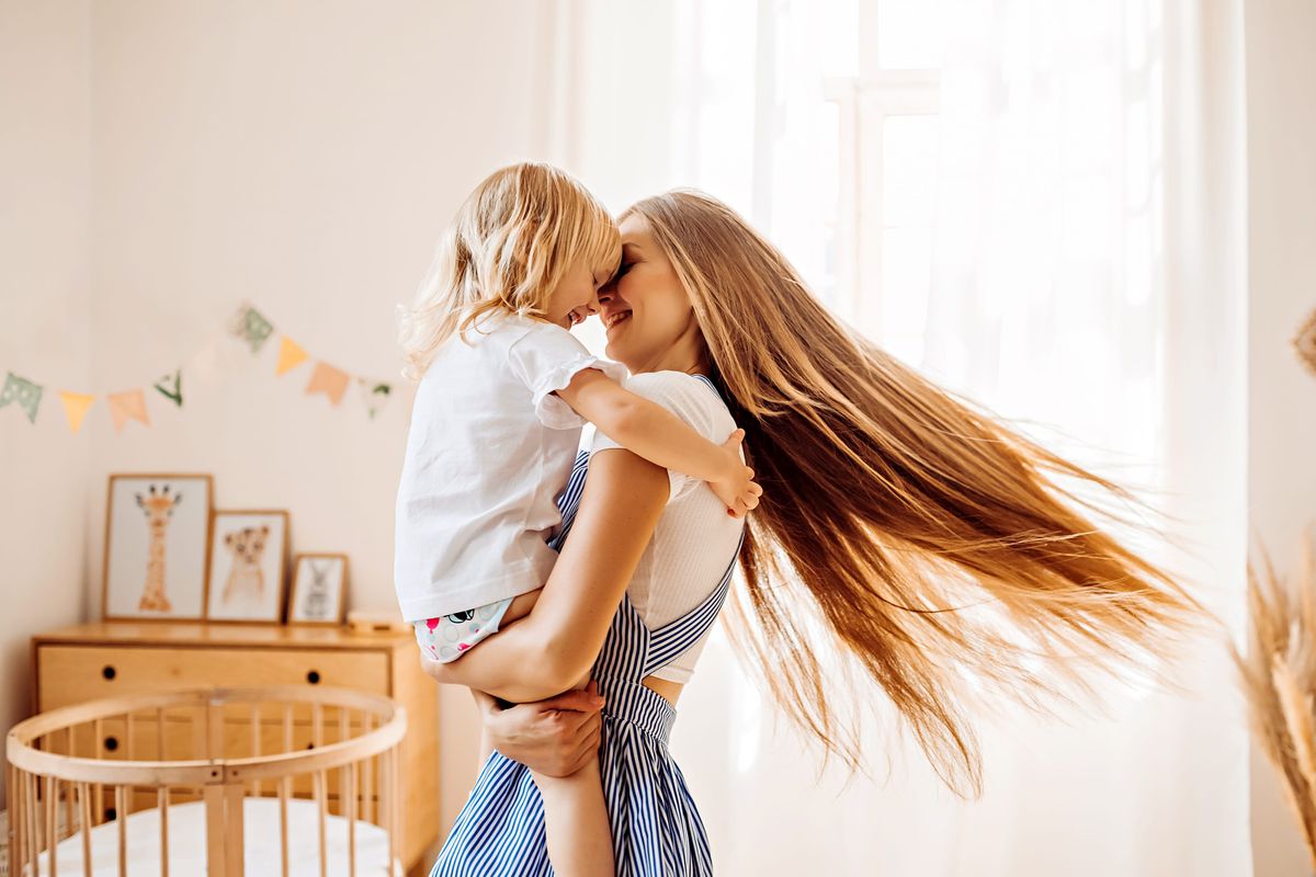 gyereknevelés: meddig tartson az anyai ölelés