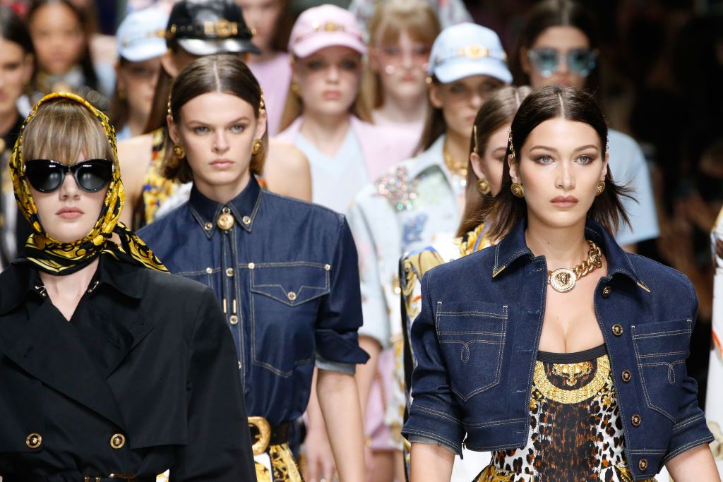 Bella Hadid és más modellek a kifutón.