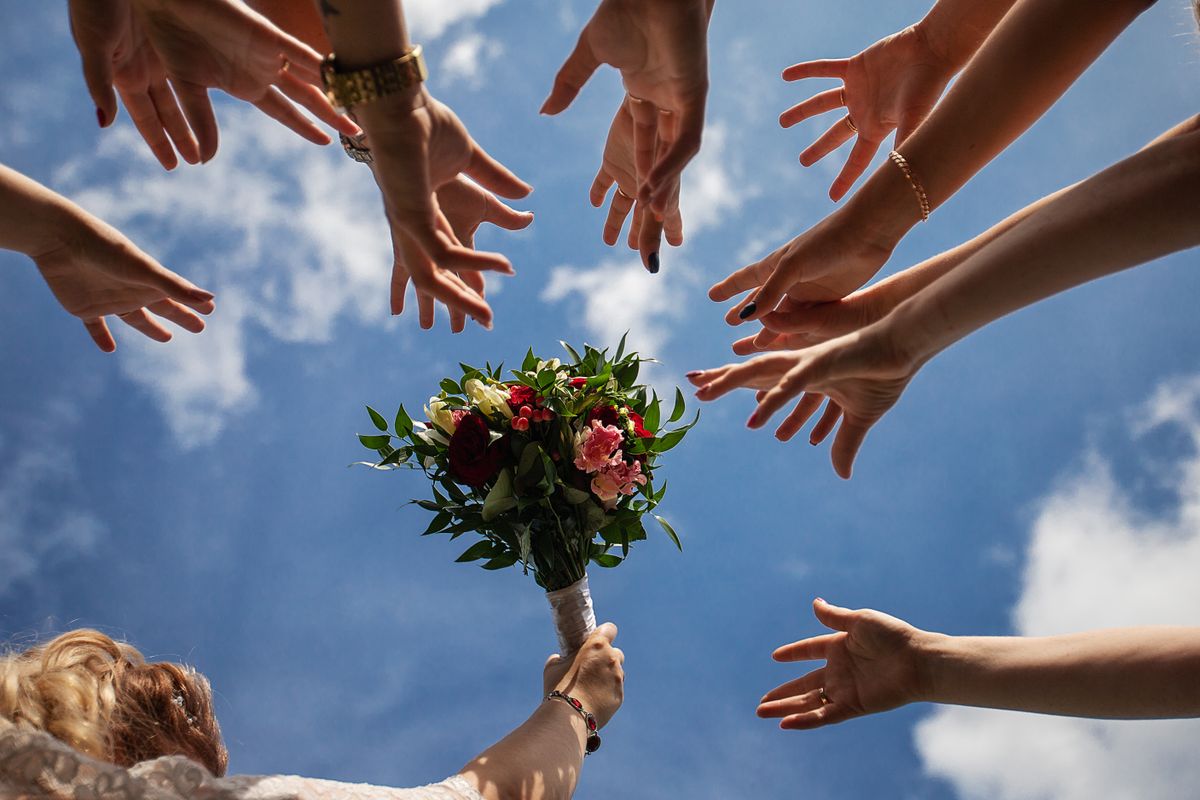 A csokordobás hagyománya az esküvőkön