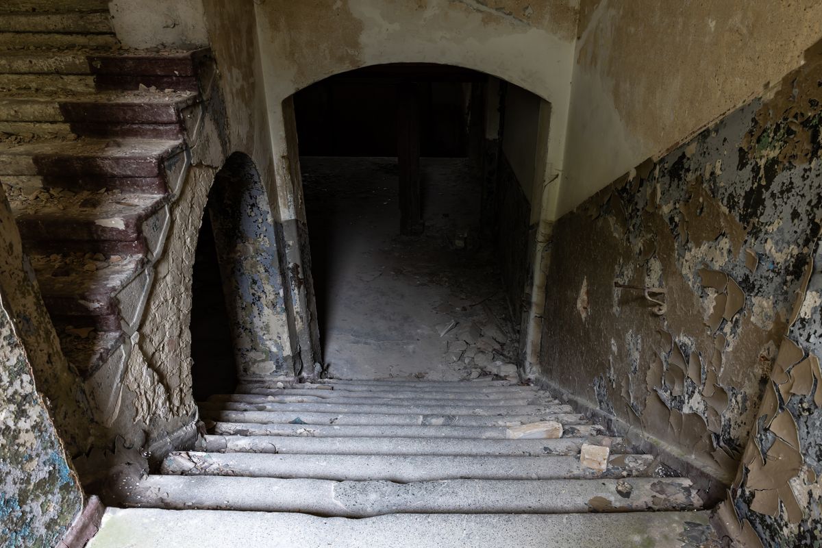 Családi tragédia: egy pince bejárata. 