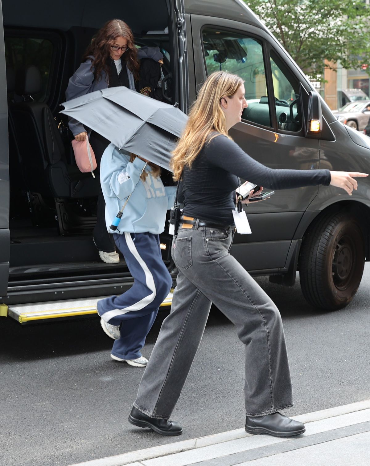 Sydney Sweeney Az ördög Pradát visel fogatására érkezik. 