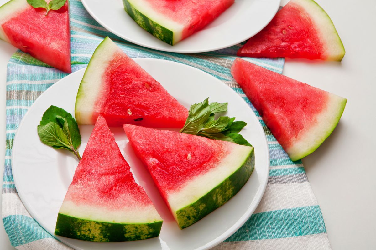 A képen egy görögdinnye látható felszeletelve, ami ételmérgezést is okozhat, ha nem vigyázunk.