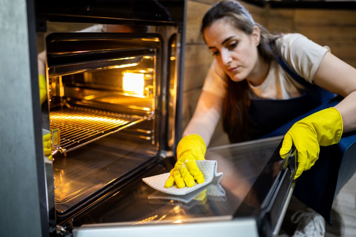 A sütő takarítása szódabikarbónával jóval egyszerűbb, mint a hosszas súrolás.