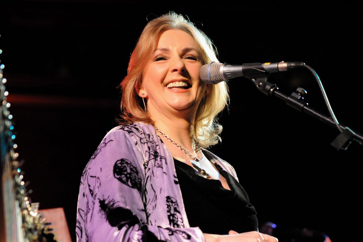 Elhunyt Moya Brennan Grammy-díjas énekesnő.