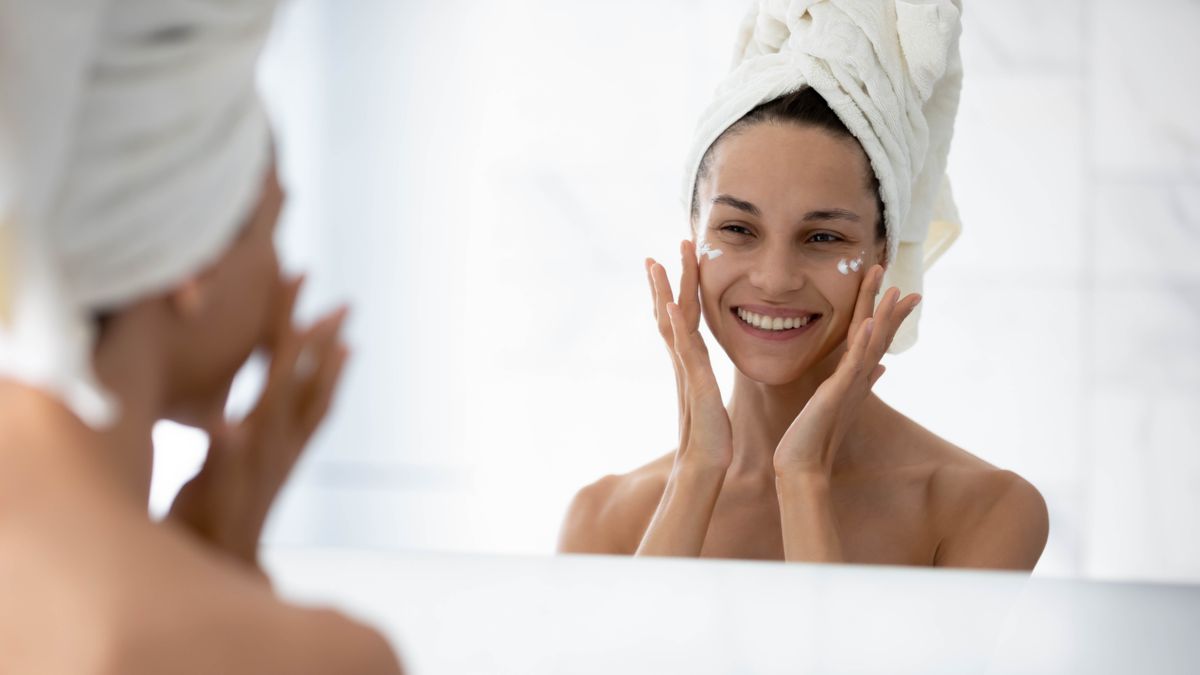 az öregedés ellen arcot kenő nő