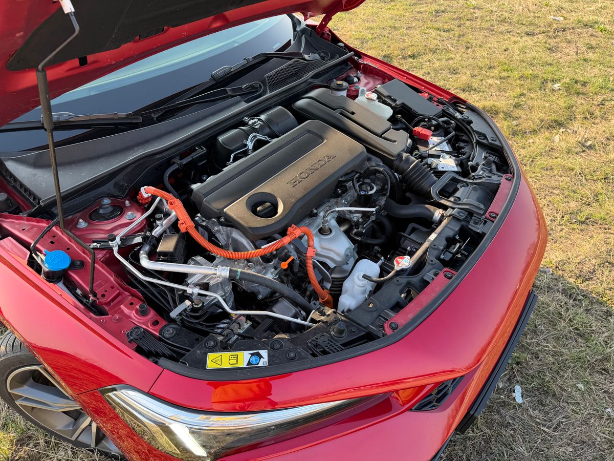 Egy közeli kép a Honda Civic e:HEV modell motorjáról.
