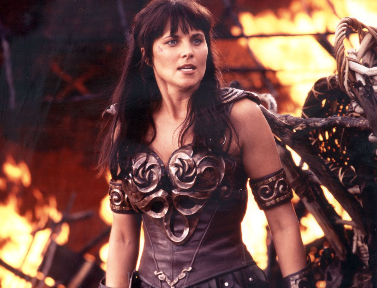 A fotón Lucy Lawless Xenaként szerepel.