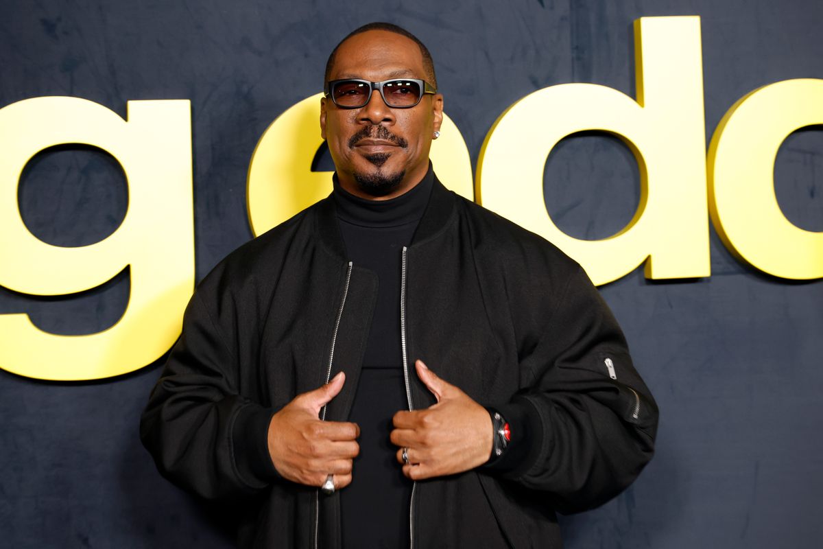 Eddie Murphy a róla szóló Netflix dokumentumfilm premierjén fekete dzsekiben. 