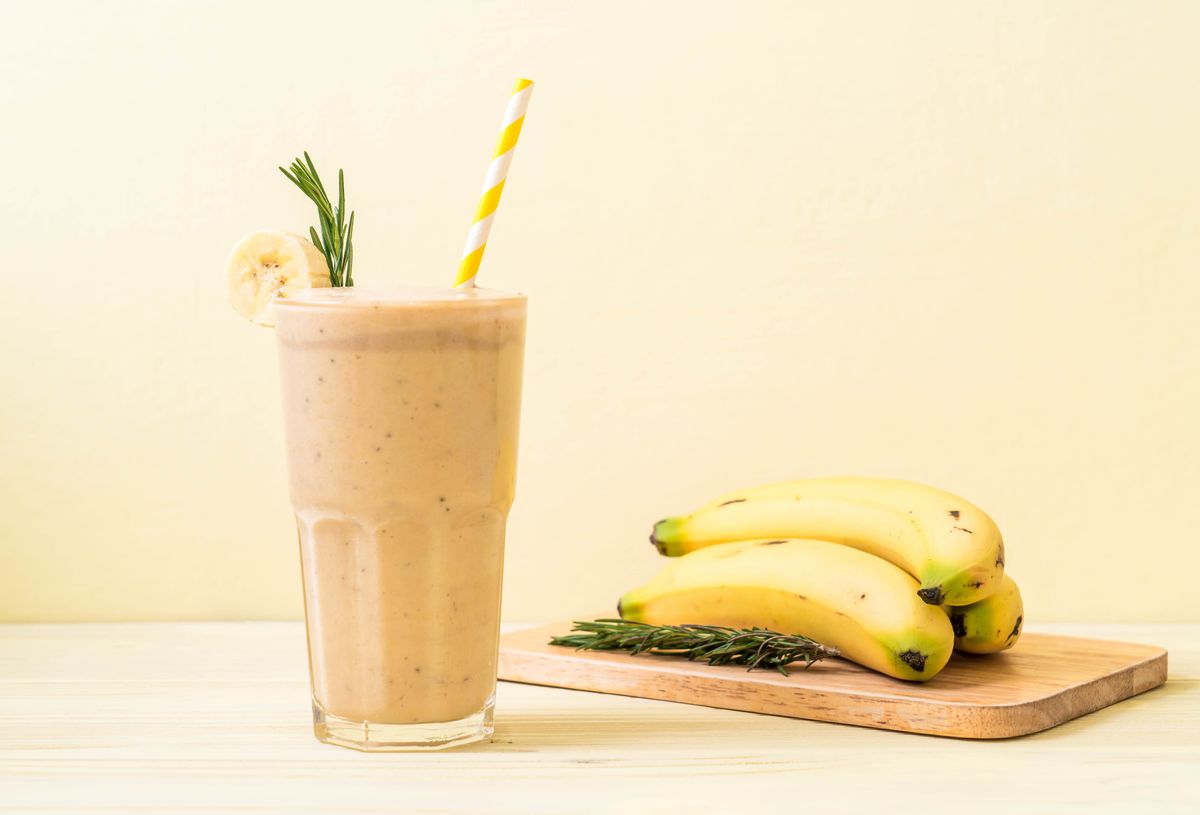 A fotón egy gyümölcsös protein smoothie látható.