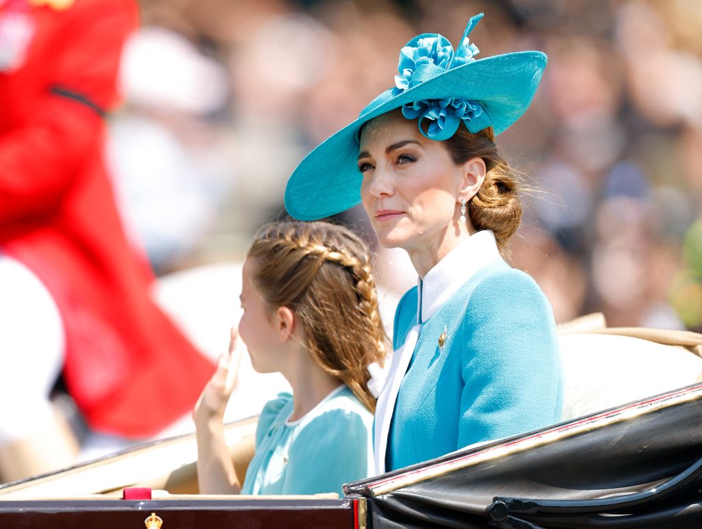 Türkizkék kabátruha, amelyet Katalin hercegné a 2025-ös Trooping the Colour ünnepségen, június 14-én viselte Londonban