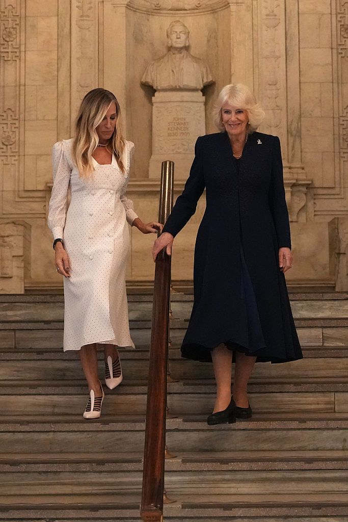 Sarah Jessica Parker a híres közkönyvtári lépcsősoron kísérte a királynét. 