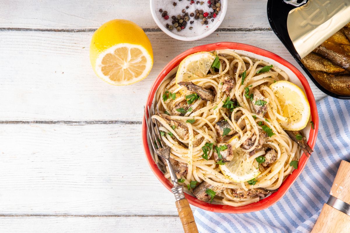 Mediterrán gyors vacsora: citromos-szardíniás tészta