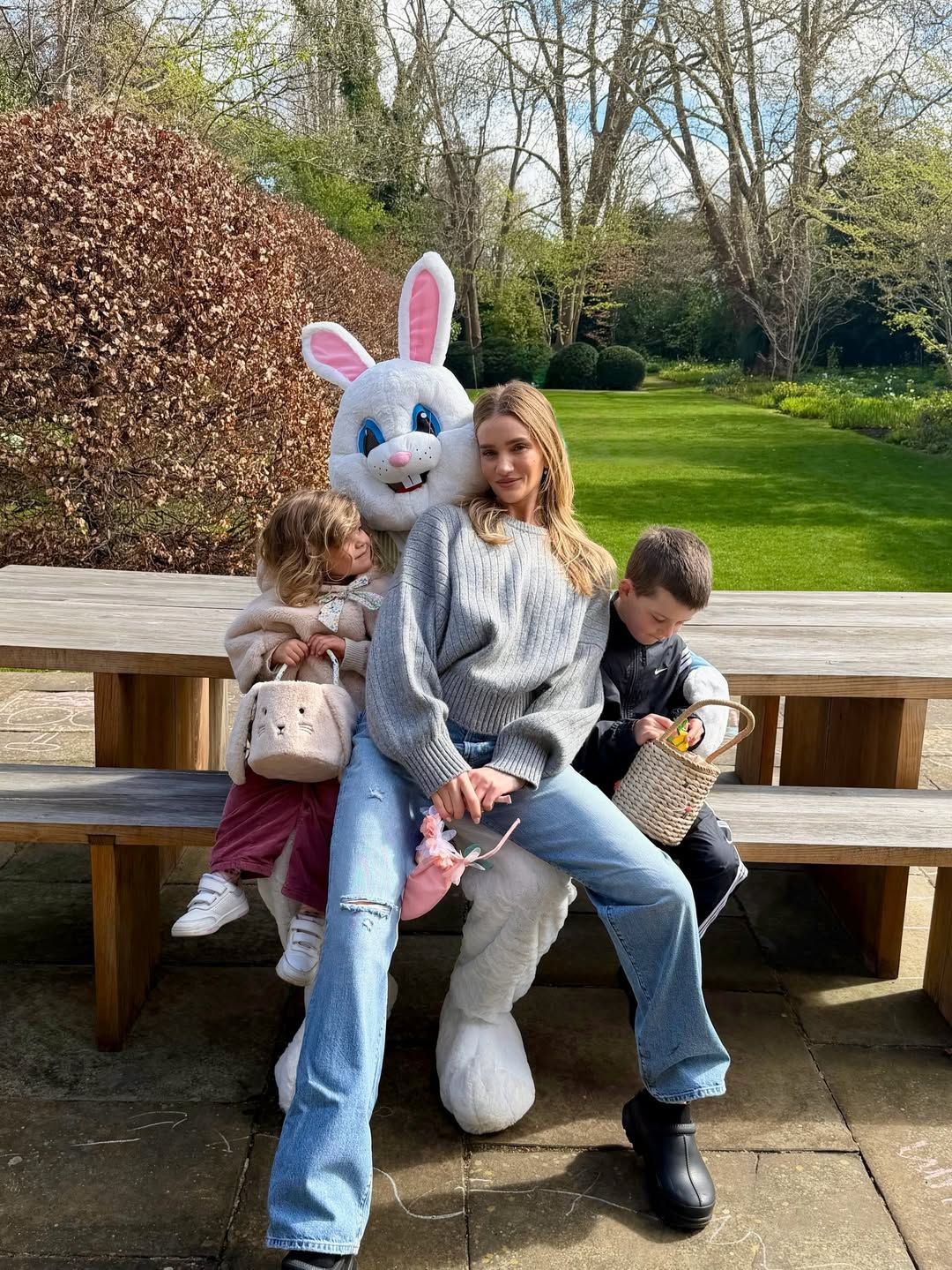 Jason Statham és Rosie Huntington-Whiteley megmutatták ritkán látott gyerekeiket