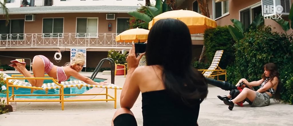 Medence partján pózoló Sydney Sweeney.