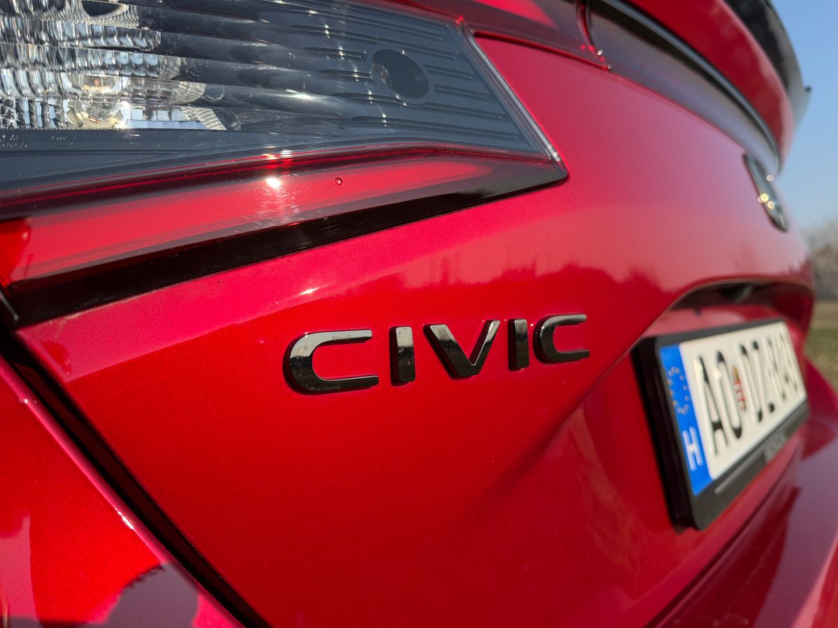 Egy közeli kép a Honda Civic e:HEV modellről.