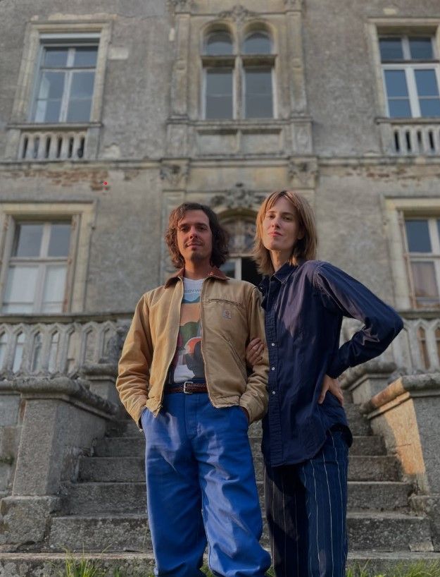 Gustavo és Reni a kastélyuk előtt.